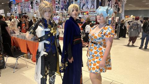 Drei Frauen im Manga-Stil gekleidet mit Perücken