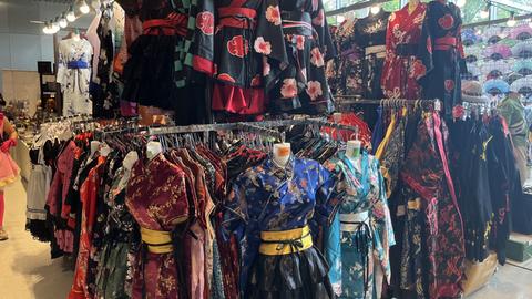 Kleiderständer voll mit Kimonos.