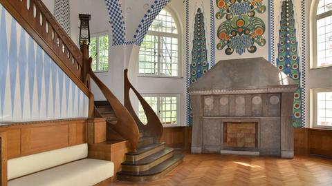 Innenraum mit Kamin und Treppe in einer Jugendstil-Villa
