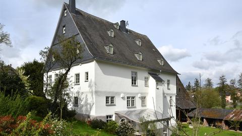 Mehrstöckiges altes Haus mit schwarzem Schieferdach