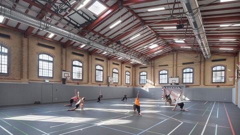 Menschen in einer Sporthalle, die erkennbar ein Industriebau war.