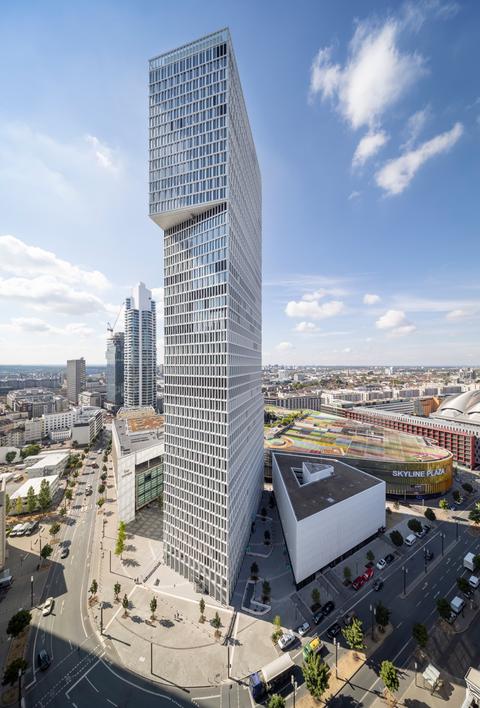 Verspiegeltes Hochhaus in Form einer "1"