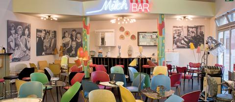 Milchbar im 50er-Jahre-Stil mit bunten Stühlen im Museum Büdingen
