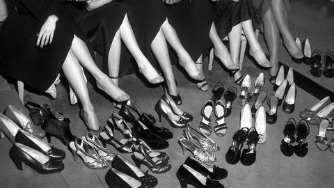 Ein schwarz-weiß-Foto mit Schuhen aus den 50er-Jahren