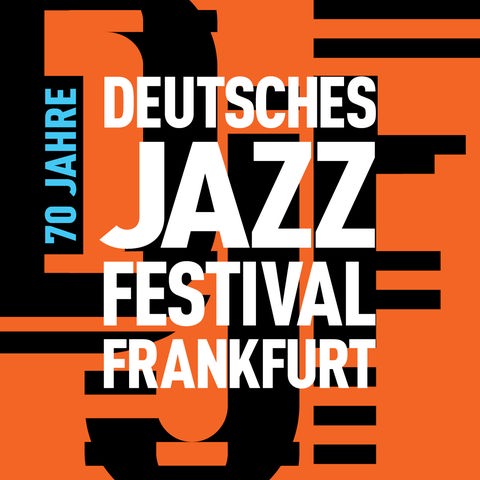 Die Grafik zeigt in weißer Schrift auf orangenem Grund die Aufschrift "Deutsches Jazz Festival Frankfurt". Links oben am Bildrand ist in blauer Schrift auf schwarzem Grund der Text "70 Jahre" zu lesen.