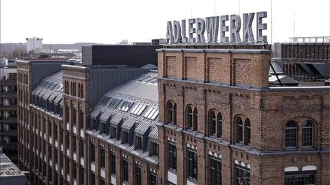Industriegebäude, auf dem der Schriftzug "Adlerwerke" montiert ist.