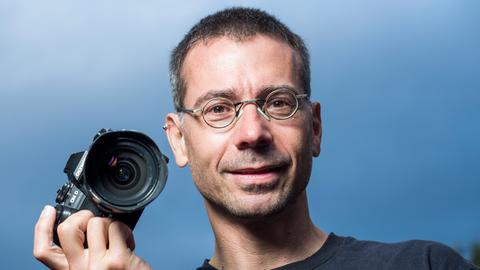 Fotograf Adrian Rohnfelder mit seiner Kamera 