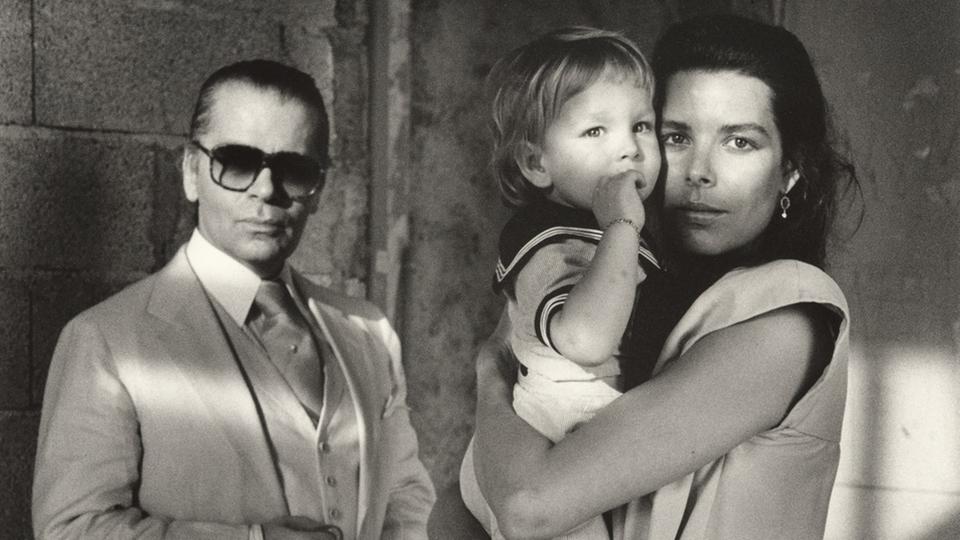 Alice Springs, Prinzessin Caroline von Monaco mit ihrem Sohn Andrea und Karl Lagerfeld, Villa La Vigie, Monaco 1986