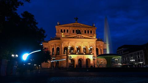 Alte Oper bei Nacht von außen