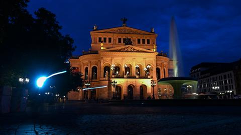 Das Bild zeigt die Alte Oper in Frankfurt bei Nacht