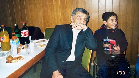 Fikri Anıl Altıntaş als Kind mit seinem Vater