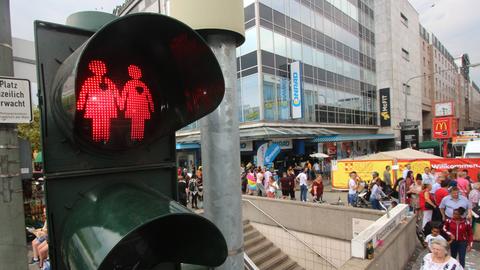 Eine Ampel an der Konstablerwache zeigt ein gleichgeschlechtliches Ampelpaar. 