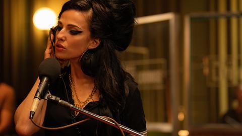 Schauspielerin Marisa Abela als Amy Winehouse im Film "Back to Black". 