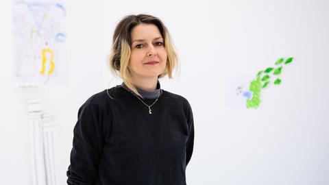 Airbrush-Künstlerin Anna Hofmann - an den Wänden einige ihrer Arbeiten