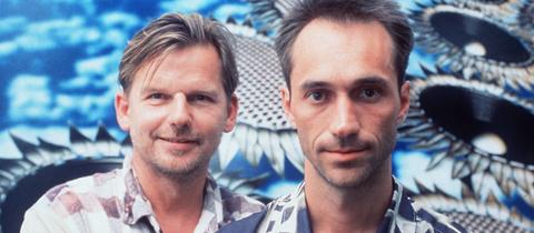 Michael Münzing und Luca Anzilotti in gemusterten Hemden im 1990er-Jahre-Look