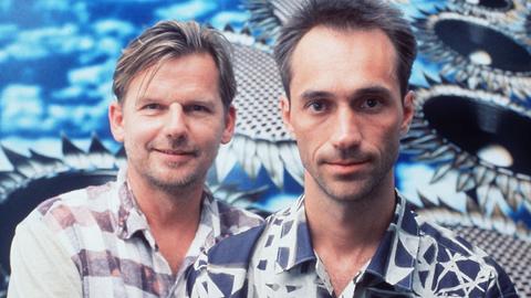 Portrait Michael Münzing und Luca Anzilotti in gemusterten Hemden im 1990er-Jahre-Look