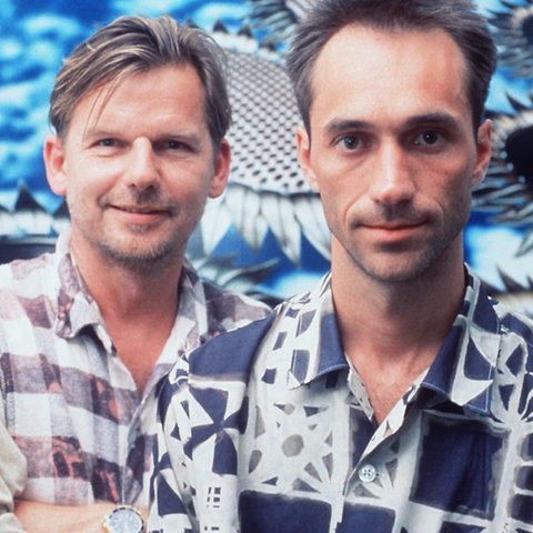 Portrait Michael Münzing und Luca Anzilotti in gemusterten Hemden im 1990er-Jahre-Look
