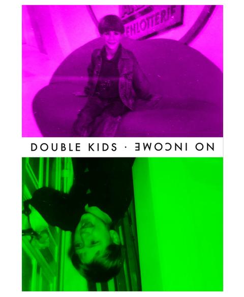 Das Bild zeigt ein Plakat zur Ausstellung "No Income, Double Kids" in der Kunsthalle Darmstadt. Darauf zu sehen sind zwei Kinderbilder. Sie sind übereinander angeordnet und leuchten in lila bzw. grün.