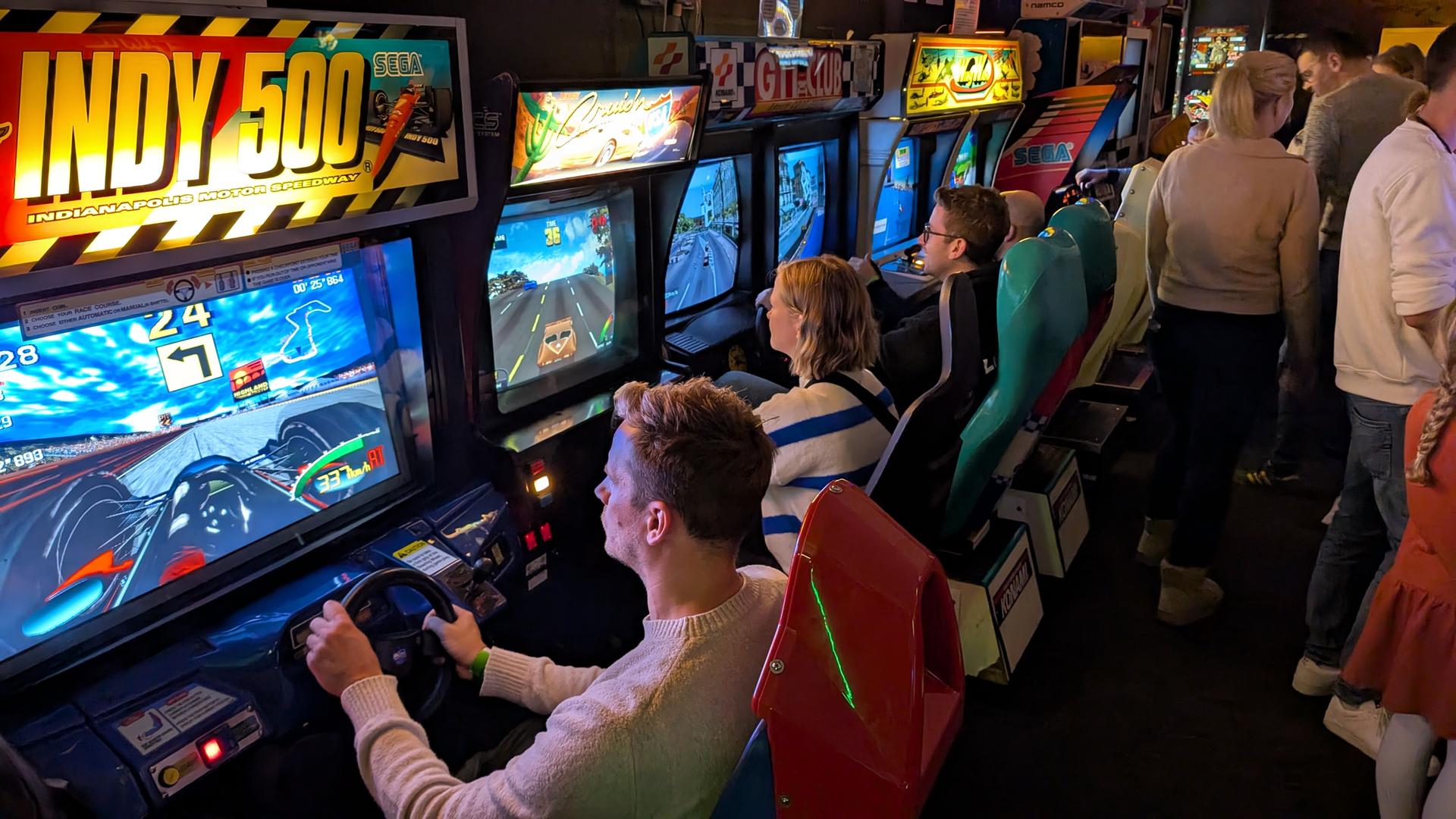 Retro-Gaming-im-Flipper-und-Arcade-Museum-Die-Spielautomaten-ra-lebt-in-Seligenstadt