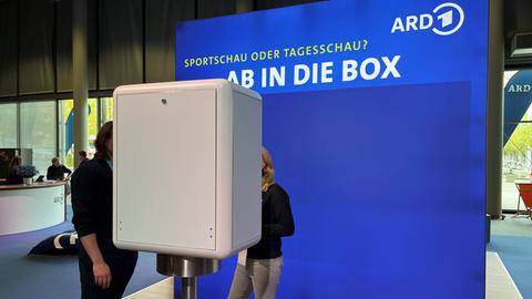 Sportschau, tagesschau oder doch tatort? Sie können sich in der ARD-Fotobox Ihren Hintergrund aussuchen! Das Foto gibt's gedruckt zum Mitnehmen und auch digital. 