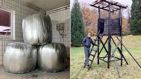 Bildkombination aus zwei Foto: links sind drei riesige Ballen, eingeschlagen in ein silbernes Textil, in einer weiß gekachelten Werkstatt liegend zu sehen; rechts ein junger Mann, der neben einem Hochsitz in der Landschaft steht.