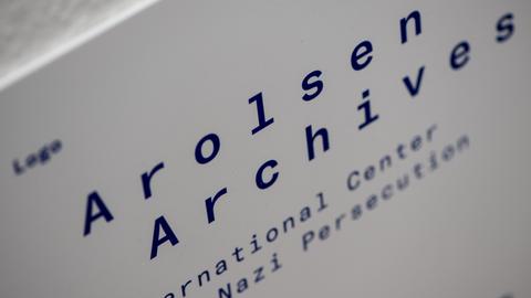 Das Bild zeigt das blaue Logo der Arolsven Archives auf weißem Hintergrund.