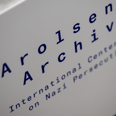 Das Bild zeigt das blaue Logo der Arolsven Archives auf weißem Hintergrund.