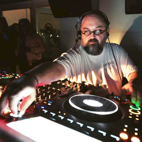 DJ Ata Macias während des Auflegens an den Plattenspielern in einem Club.
