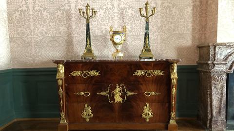 Das Bild zeigt pompöse Empire-Möbel, die Teil der Ausstellung in Bad Wildungen sind.