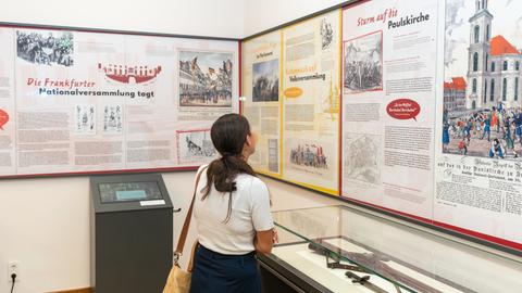 Eine Person besucht die Ausstellung im Institut für Stadtgeschichte „Auf die Barrikaden! Paulskirchenparlament und Revolution 1848/49 in Frankfurt“