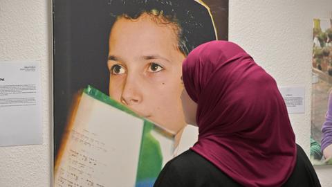 Besucherin der Ausstellung "Jüdische Identitäten", Frankfurt