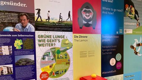 Blick in die Ausstellung Klima_X: Plakate an einer Wand