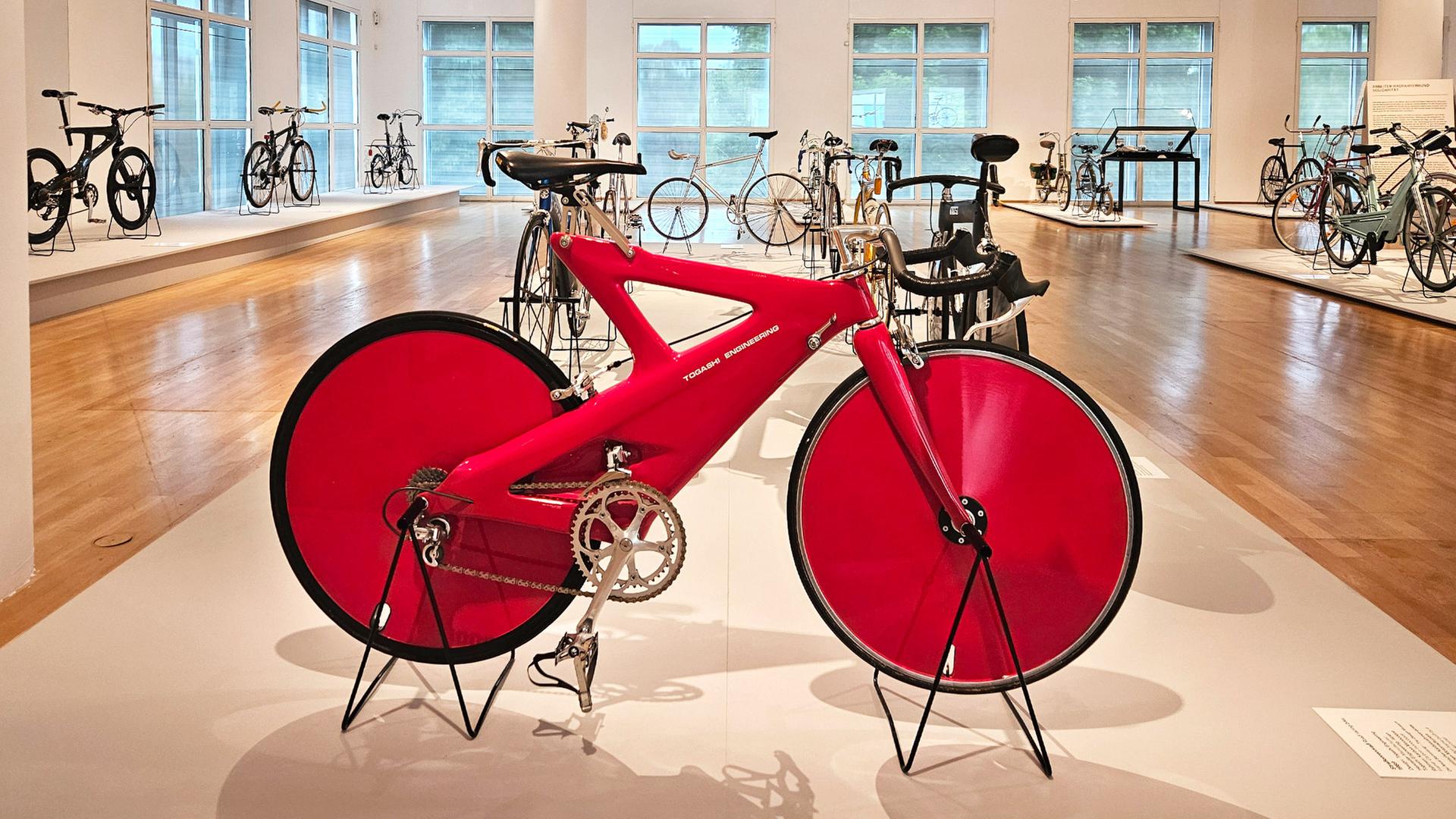 Design-Ausstellung-Feine-Fahrr-der-im-Museum-Angewandte-Kunst