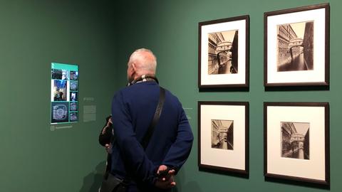 Ein Besucher betrachtet ein Display in der Ausstellung "Italien vor Augen" im Staedel Frankfurt.