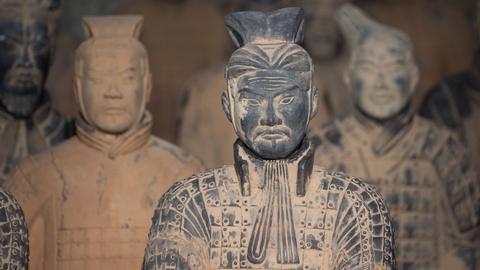epliken der Terrakottafiguren stehen am 12.05.2017 in Dresden (Sachsen) in der Ausstellung "Die Terrakottaarmee und das Vermächtnis des Ewigen Kaisers". 