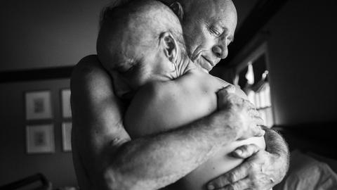Zwei nackte Menschen umarmen sich
