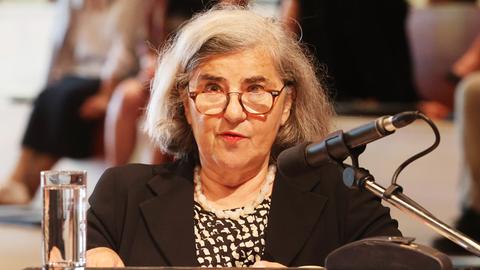 Barbara Honigmann im Juli 2022 während einer Rede zum Literaturpreis der Konrad-Adenauer Stiftung im Musikgymnasium Schloss Belvedere.