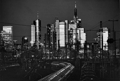 Schwarz-weiß-Fotografie: Skyline Frankfurts, im Vordergrund Bahngleise