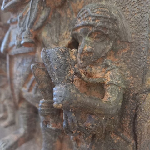 Das Bild zeigt sogenannte Benin Bronzen im Weltkulturen Museum in Frankfurt