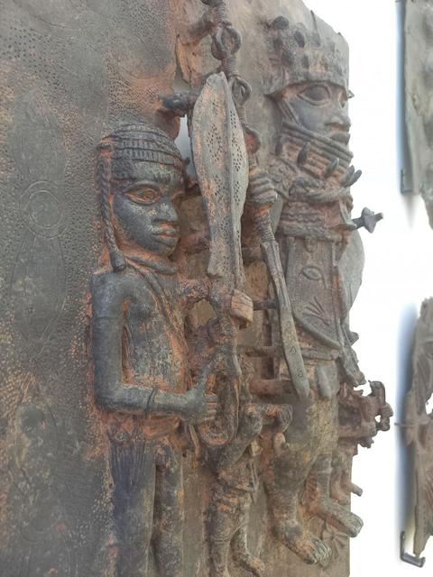 Das Bild zeigt sogenannte Benin Bronzen im Weltkulturen Museum in Frankfurt