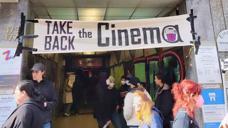 Aktivisten und Aktivistinnen haben das Berger Kino besetzt und wiedereröffnet. 
