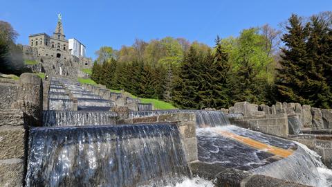 Über steinerne Stufen läuft Wasser in Kaskaden einen Berg hinunter.