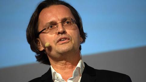 Bernhard Pörksen, Professor für Medienwissenschaft an der Universität Tübingen, spricht während eines Kongresses. 