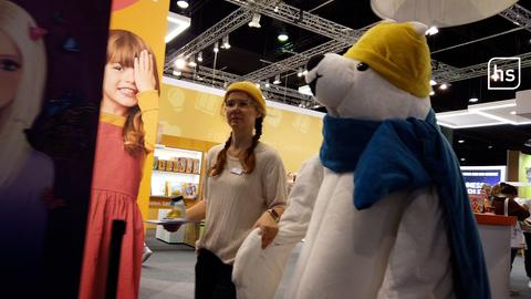 Besucher auf der Frankfurter Buchmesse am Samstag