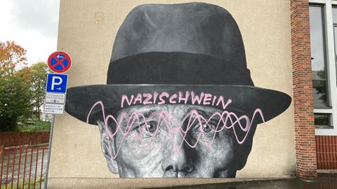 Ein Wandbild von Joseph Beuys ist mit dem Schriftzug "Nazischwein" beschmiert