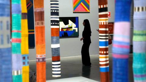 Ein Besucher geht neben der "Bambus"-Installation der Künstlerin Ione Saldanha während des Tages der offenen Tür der 60. Kunstbiennale.