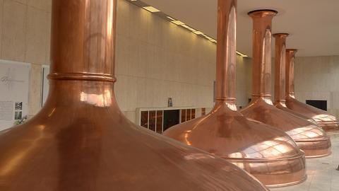 Das Bild zeigt das Sudhaus der Binding-Brauerei. Zu sehen sind drei große Kupferkessel.