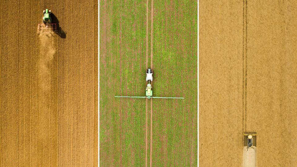 Bild-Kombo aus drei Drohnen-Aufnahmen - Landwirte bei der Feldarbeit