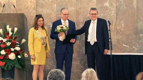 Preisverleihung in der Frankfurter Paulskirche: Bürgermeisterin Nargess Eskandari-Grünberg (Grüne), Preisträger Eric Gujer und Michael A. Gotthelf von der Ludwig Börne Stiftung (v.l.n.r.)