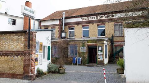 Ein altes Backsteingebäude mit der Aufschrift "Hausener Brotfabrik".